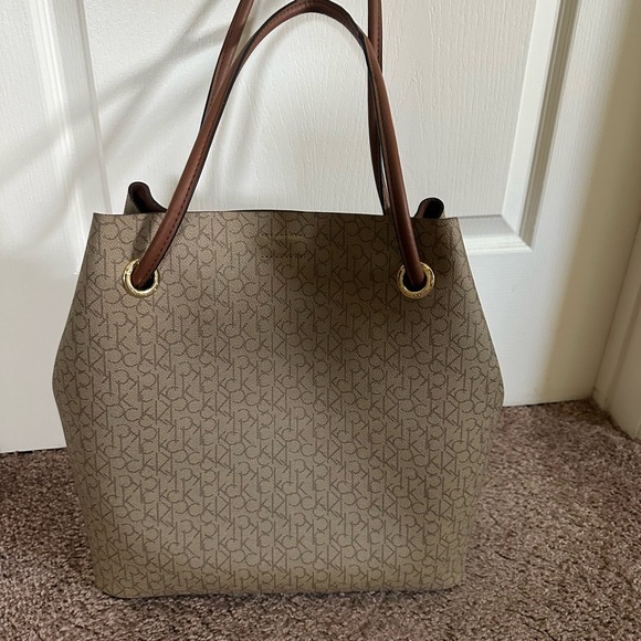 Calvin Klein beautiful nuetral bag with free accessories bag included - Picture 6 of 6